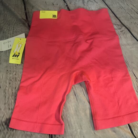 All in Motion High Rise Seamless Rib Bike Shorts 6" Red Women's Size Small NWT - Picture 6 of 6